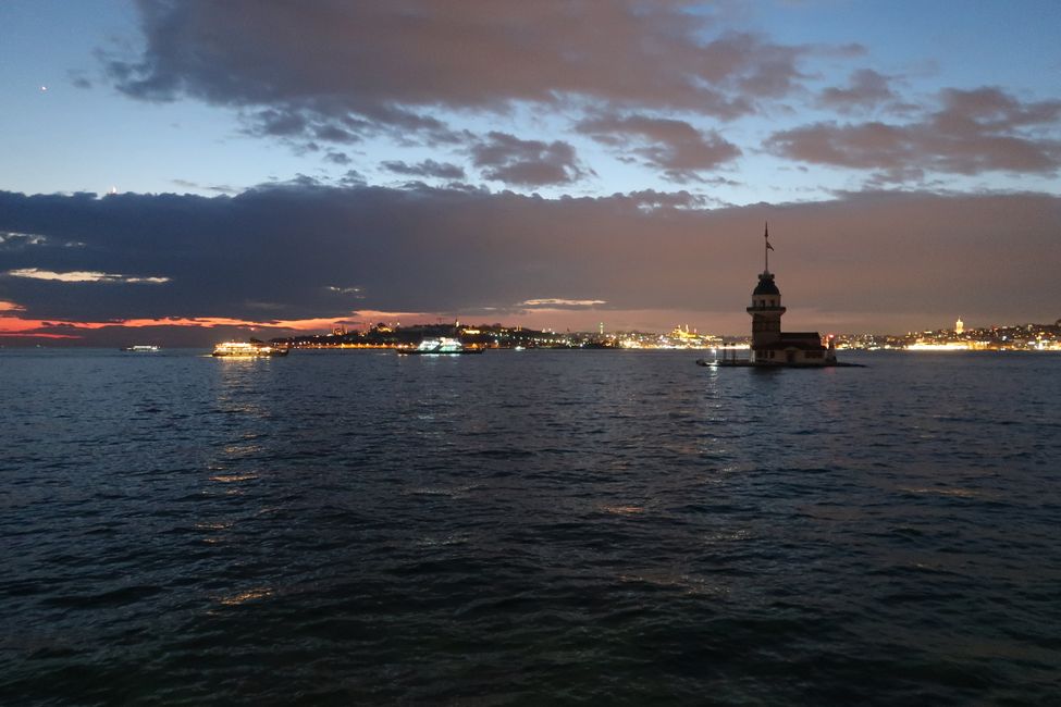 Blick auf Eminönü (Europa) von Kadiköy (Asien). Vorne rechts sieht man den Leanderturm im Marmara-Meer