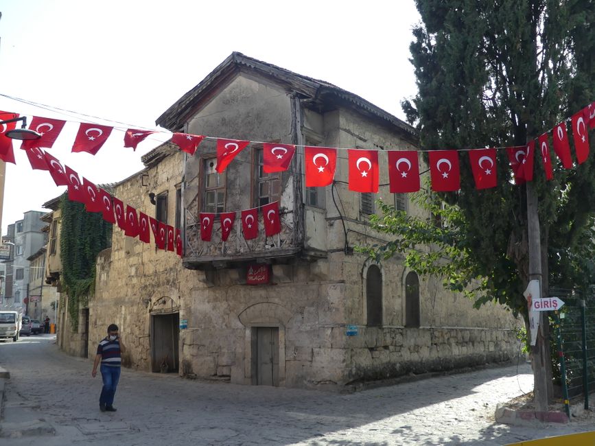 In a typical Turkish street, the national flag is of course not to be missed.