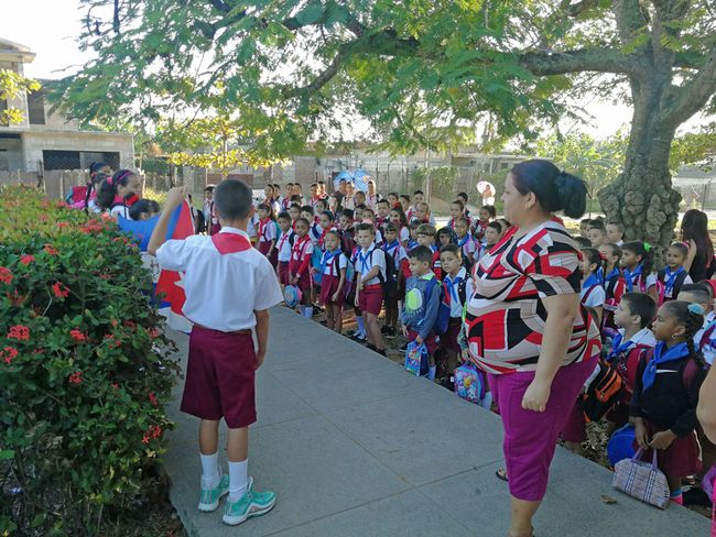 In Yumis Primarschule wird jeden Morgen vor der kubanischen Flagge die Nationalhymne gesungen.