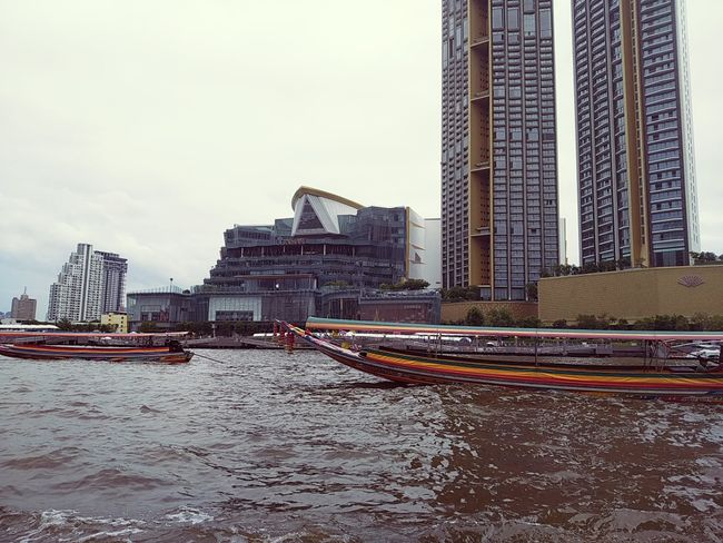 By the way, the river is called 'chao phraya', but we don't know how to pronounce it.