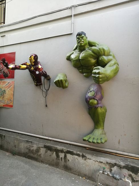 Ironman und Hulk in einer Wand.