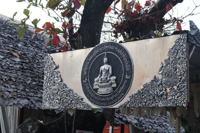 Ein Emblem am Wat Sri Suphan.
