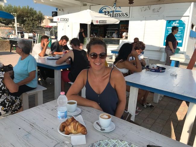 italienisches Frühstück mit Blick auf´s Meer in Cozze - bevor wir die Kinder vom Flughafen abholen