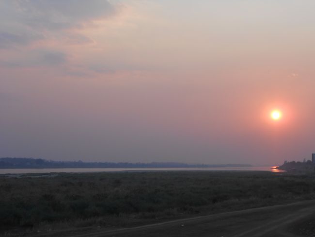 Sonnenuntergang ueber dem Mekong