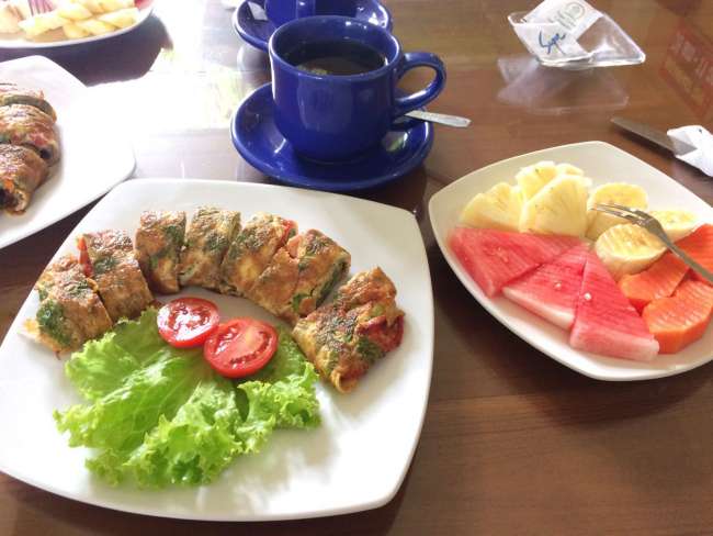 Frühstück - Omelett mit Gemüse und Obst 
