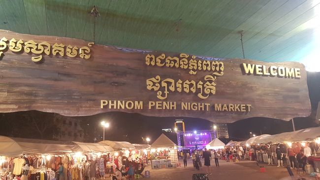 Ungefähr drei Gehminuten entfernt befand sich der Nachtmarkt von Phnom Penh. 
