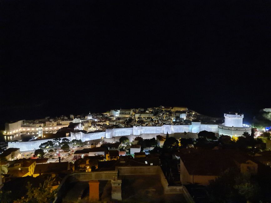 Zum Abschied nochmal Dubrovnik bei Nacht. .