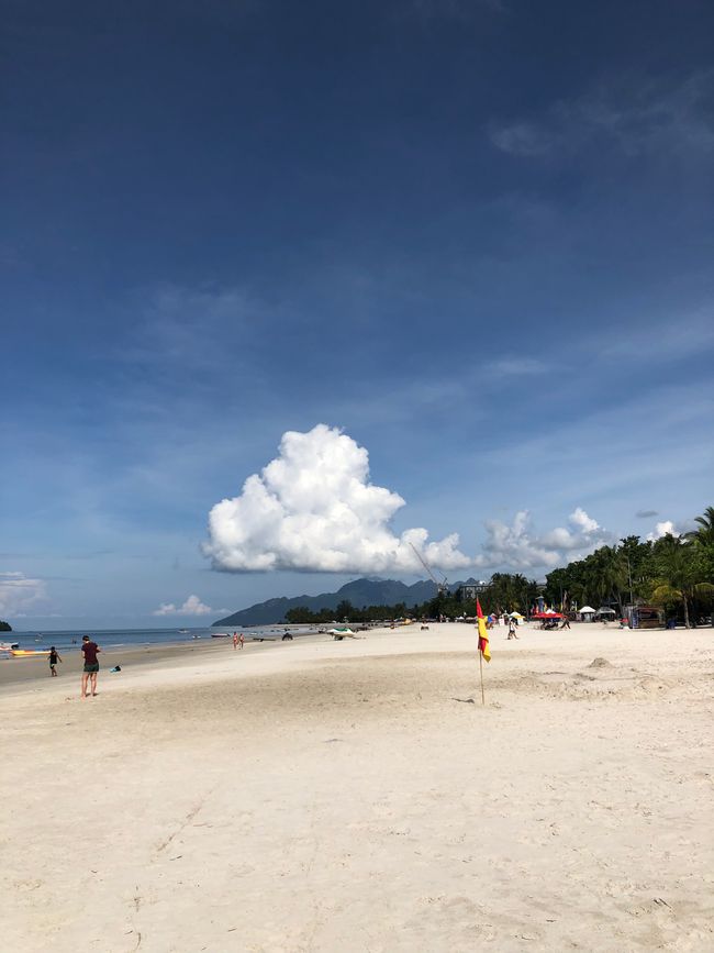 Pantai Chenang Beach 🌴