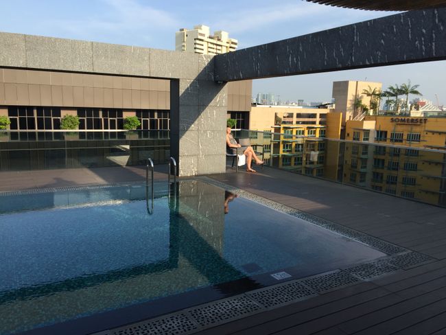 En la piscina en la azotea del hotel