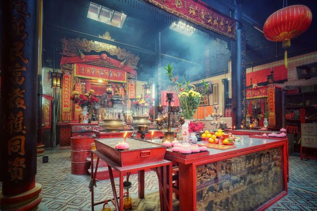Ein in Rauchschwaden gehüllter taoistischer Tempel