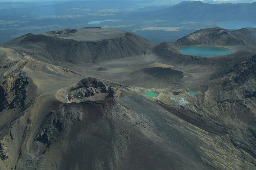 Flightseeing Tongariro-Crossing-Strecke: Mt.Tongariro (hinten links), Blue Lake (hinten rechts) Red Crater (vorne links), Emerald Lakes (vorne rechts), Central Crater (Mitte)