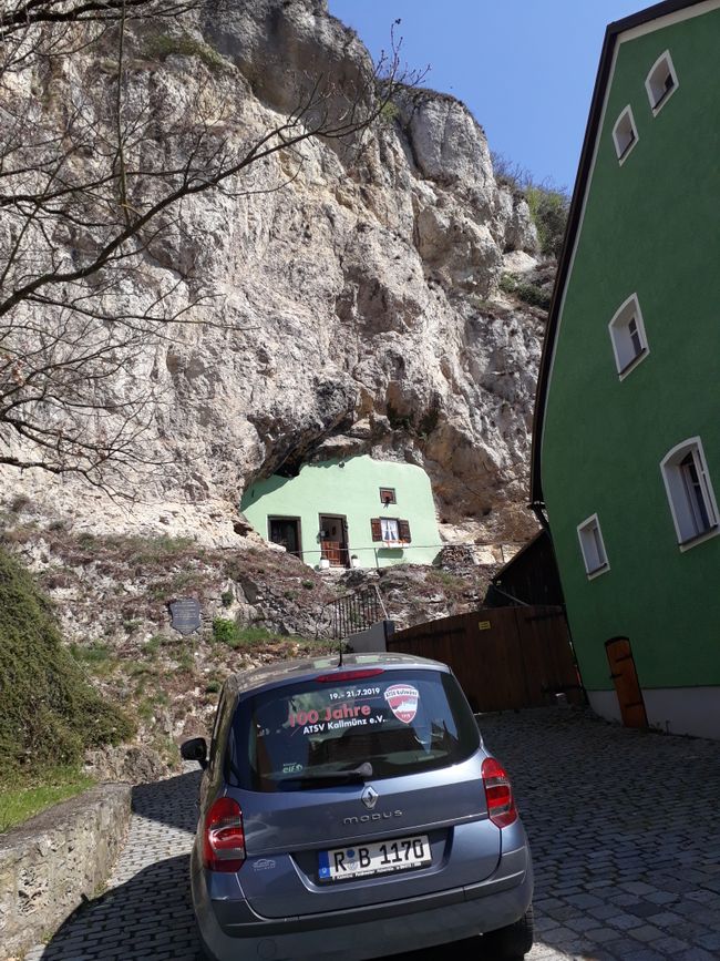 A house in the rocks in Kallmünz.