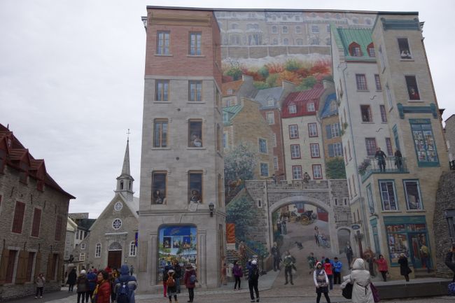 Fresque des Québecois - quite deceiving, isn't it? - Asian tourists loved it