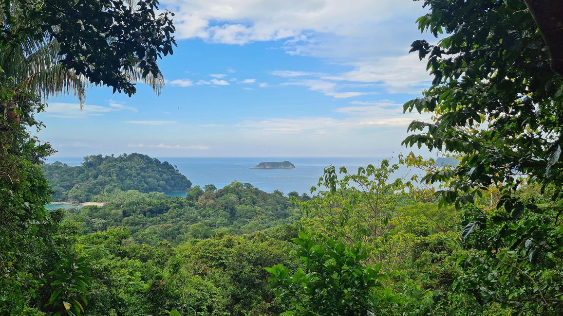 In Costa Rica and Panama, we often encounter the combination of green rainforest and blue sea.