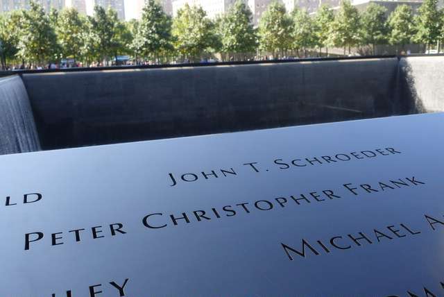 Inschrift am 9/11 Memorial