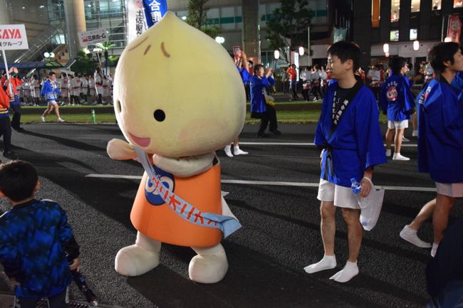 And of course, the mascots of the companies also dance (a onion, by the way :D)