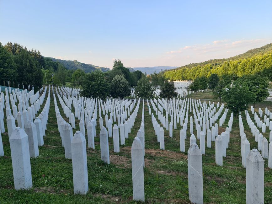 Hier werden alle gefunden Opfer beigesetzt. Mit gezielten umbettungsversuchen der Massengräber versuchten die serbischen Paramilitärs den Massenmord zu vertuschen. So ist es heute schwer alle Opfer zu finden und zu identifizieren.