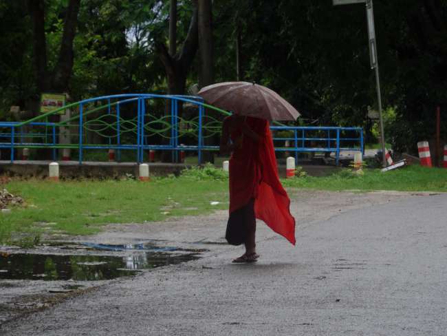 MYANMAR ...Singin' in the Rain!