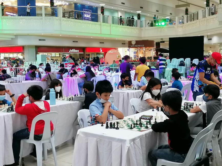 ausserhalb von Batulong: beim Einkaufen im Shoppingcenter am Samstag treffen wir auf dieses Schachturnier: die Filipinos lieben Schach und wir finden es super, wie diese Kleinen schon an Turnieren mitmachen!