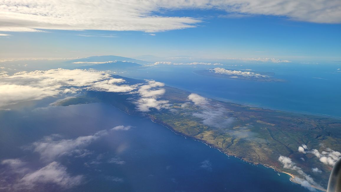 Die Reihe der Inseln, im Ordergrund Molokai, dahinter Maui, ganz hinten Big Island