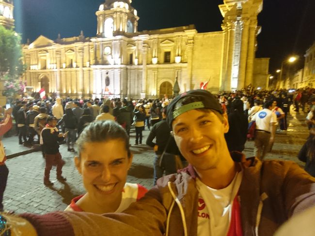 Party auf den Straßen von Arequipa nach Perus erfolgreicher WM-Qualifikation