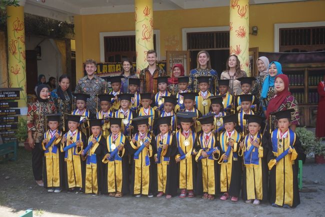 Let’s dance – wie man in Indonesien aus dem Kindergarten entlassen wird