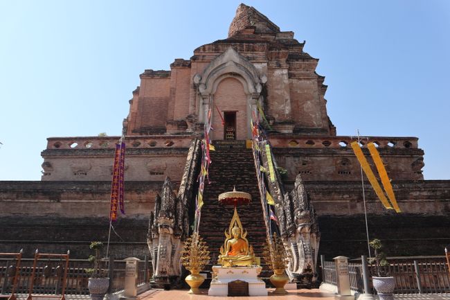 Wat Chedi Luang from the front.
