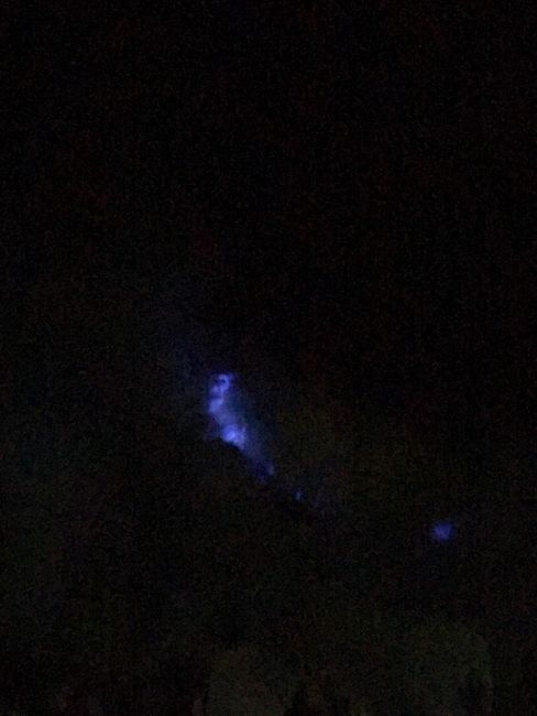 Unten im Krater des Mount Ijen brennt der flüssige Schwefel blau