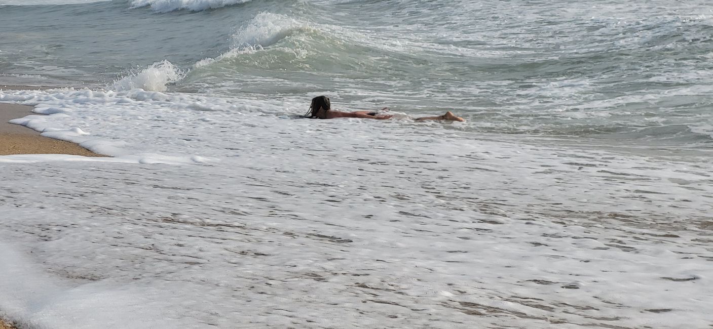 Wakacje na plaży w Nazaré czy Mamie wcale nie polegają na pływaniu