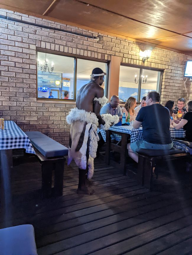 Zoulou après la représentation au restaurant