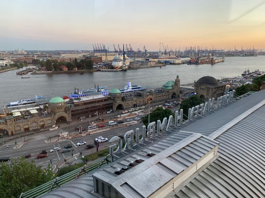 Blick auf den Hafen vom Hotel Hafen Hamburg