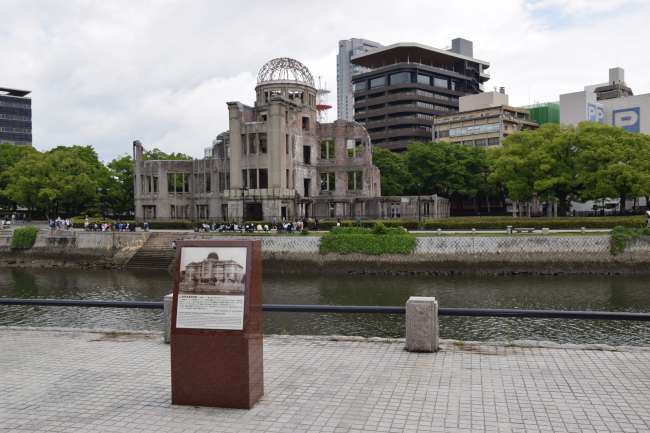 Der Gembaku-Domu (Atombomben-Dom); auf der Tafel ist das Gebäude vor der Zerstörung abgebildet