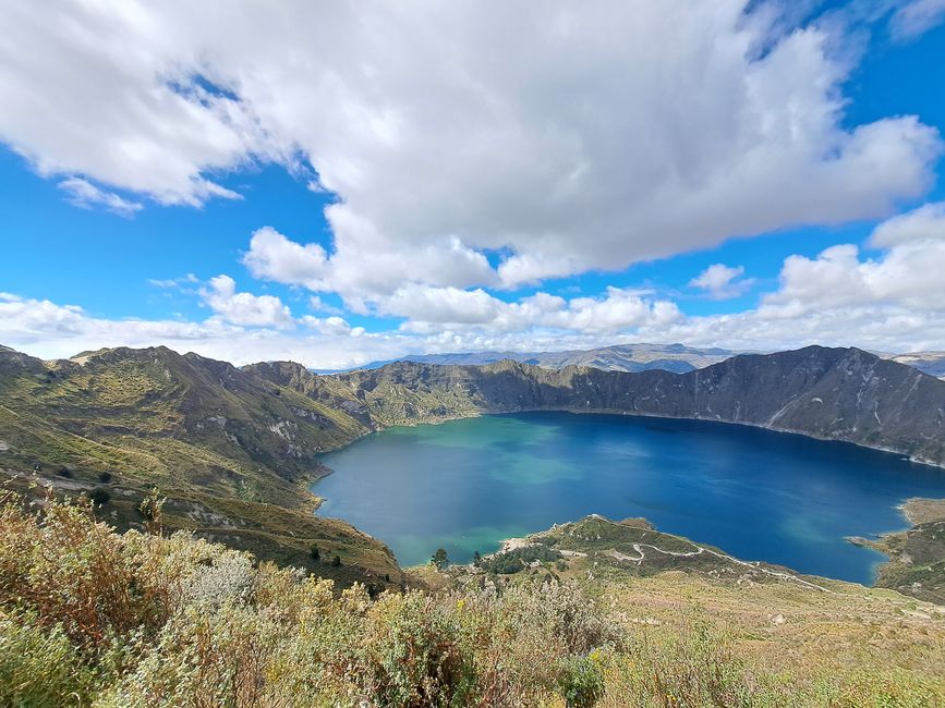 Quilotoa - View of the crater lake from above 