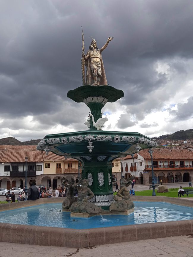 Brunnen mit Inka-Statue