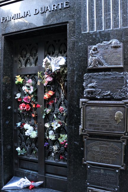 Das Grab von María Eva Duarte de Perón (Evita) und ihrer Familie