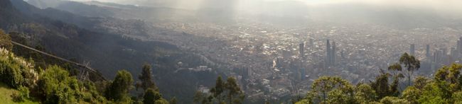 Auch in Bogotá ging es erstmal hoch hinaus. Bei meiner Ankunft war die Sicht noch top. 