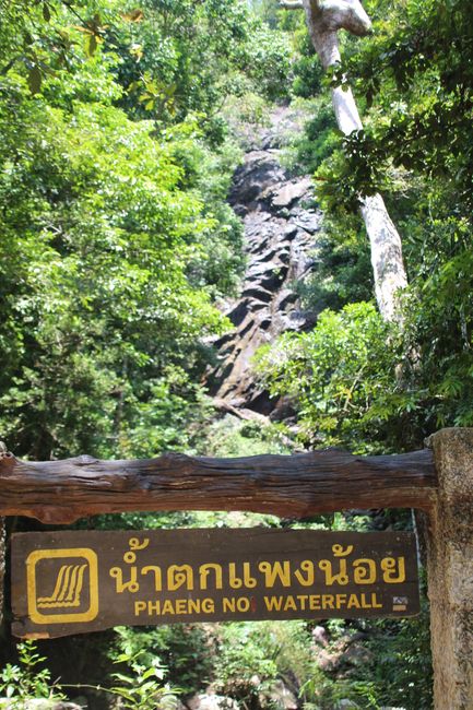 Schild mit Beschriftung "Phaeng Noi waterfall"