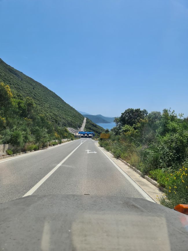 Die EU hat einen neuen Grenzübergang ungefähr 200 m Luftlinie vom alten an einer ungenutzten Landstraße finanziert. Hier ging es für uns zügig durch. Nur die Montenegriener wollten kurz ins Auto schauen. 