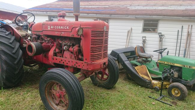 Ein alter Traktor auf der Auktion