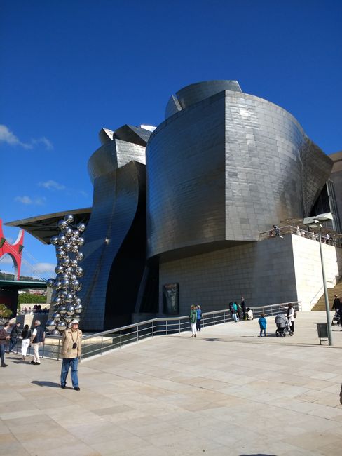 Das Guggenheim Museum vom Ria der Bilbao aus gesehen
