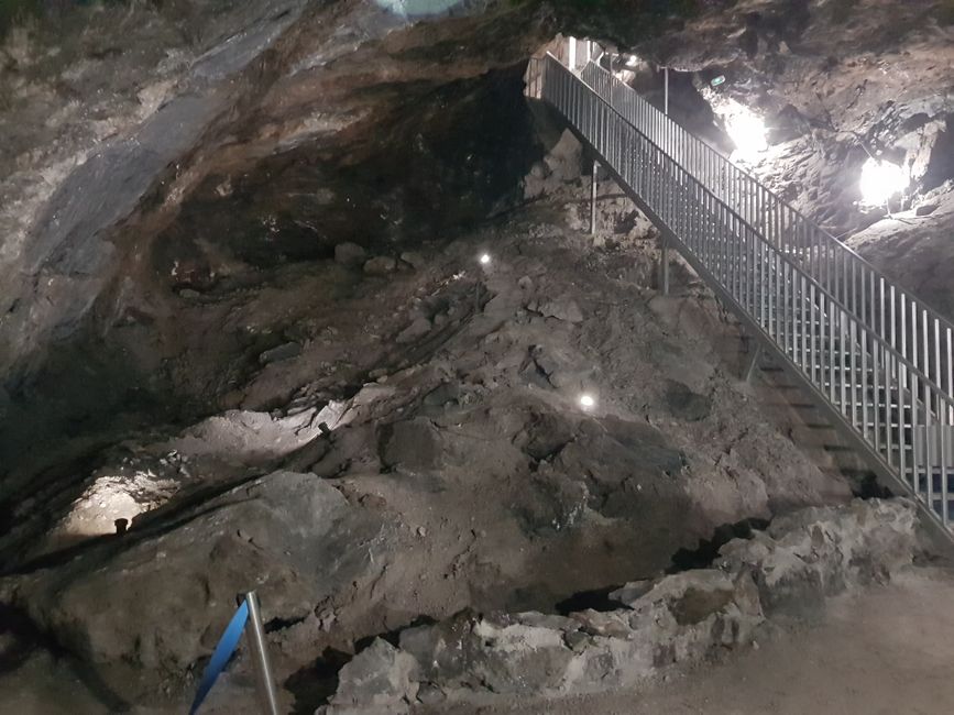 Treppen zwischen zwei Bergwerksebenen