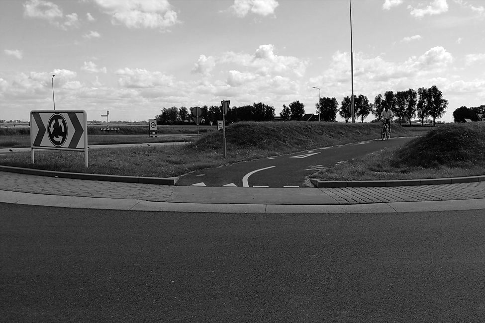 Two-lane bicycle path right through the roundabout 😅🚲 #worldclasscyclinginfrastructure
