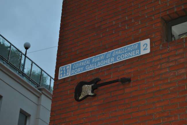 Anscheinend ein begabter Gitarrist aus Irland wird aber in Dublin nur mit diesem Straßenschild gewürdigt da er vom Land kommt