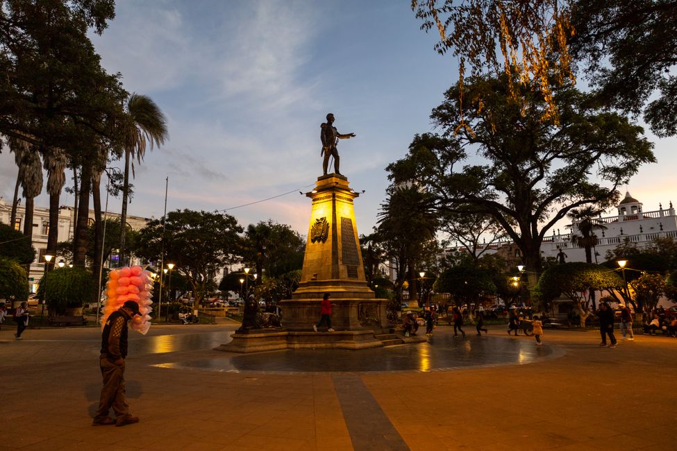Plaza 25 de Mayo in der Abenddämmerung