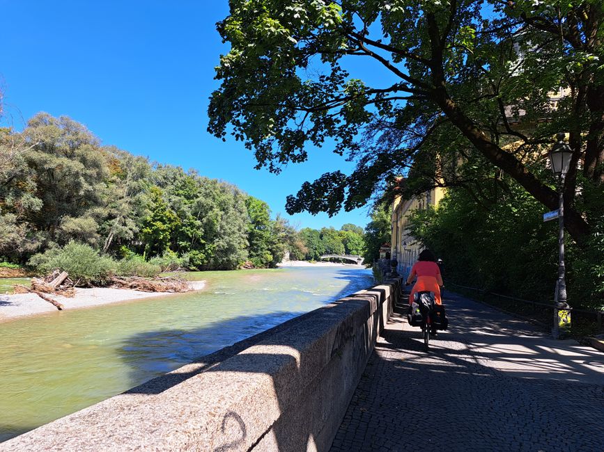 Cycle path on the Isar within Munich