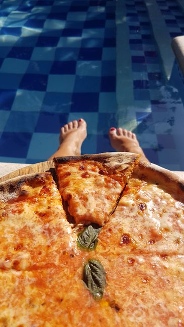 Pizza am Pool