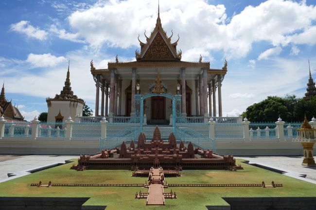 Ebenfalls innerhalb der Tore des Königspalastes: die Silberpagode (war nicht wirklich aus Silber...) und ein Model des berühmten Angkor Wats