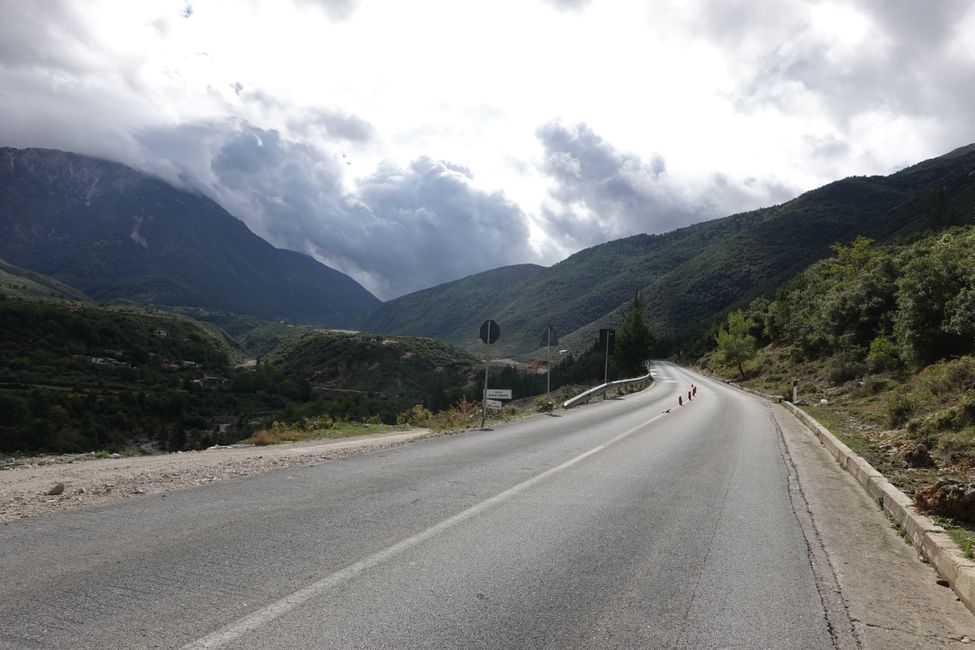 Дни с 65 по 70. Албания дальше на юг, затемнение, перевал Логара, Химара и начало пути в горы.