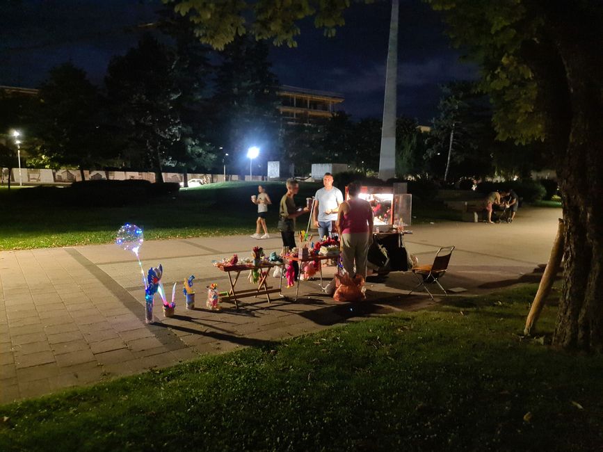 Der Stadtpark füllt sich und aus allen Ecken kommen kleine fliegende Händler die Spielzeug und Süßkram verkaufen.