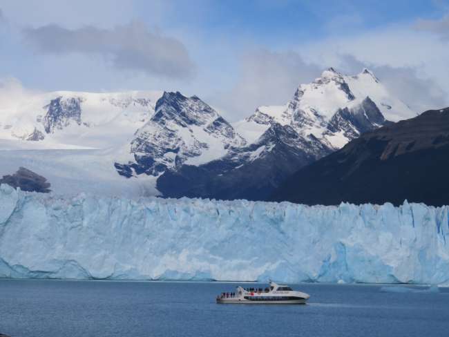 Perito Moreno Gletscher mit eigentlich gar nicht so kleinem Boot im Vordergrund